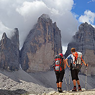 Mountain walker in front of signpost near the Tre Cime di Lavaredo / Drei Zinnen, Dolomites, Italy
<BR><BR>More images at www.arterra.be</P>
