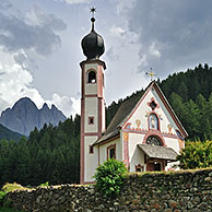 The chapel Sankt Johann at Val di Funes / Villnösstal, Dolomites, Italy
<BR><BR>More images at www.arterra.be</P>